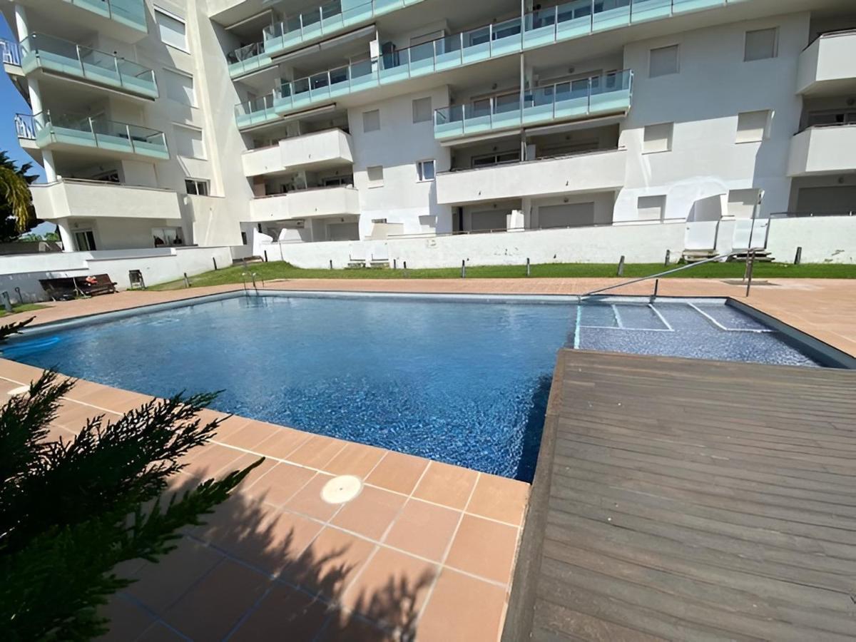 Superbe Appartement Renove, Residence Avec Piscine Roses Bagian luar foto