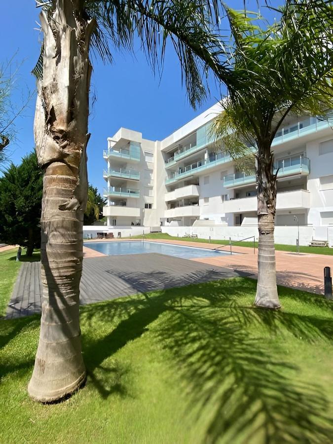 Superbe Appartement Renove, Residence Avec Piscine Roses Bagian luar foto